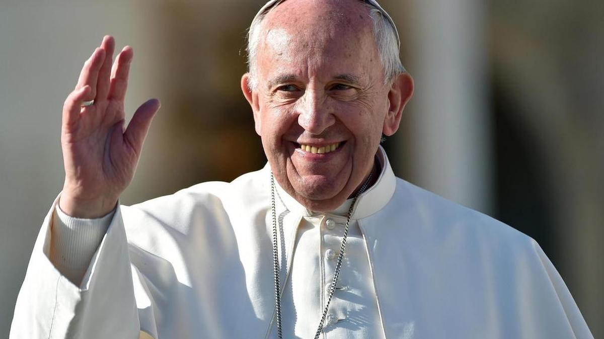 El papa Francisco saluda a los feligreses al finalizar su audiencia general de los miércoles en la Plaza de San Pedro del Vaticano.
