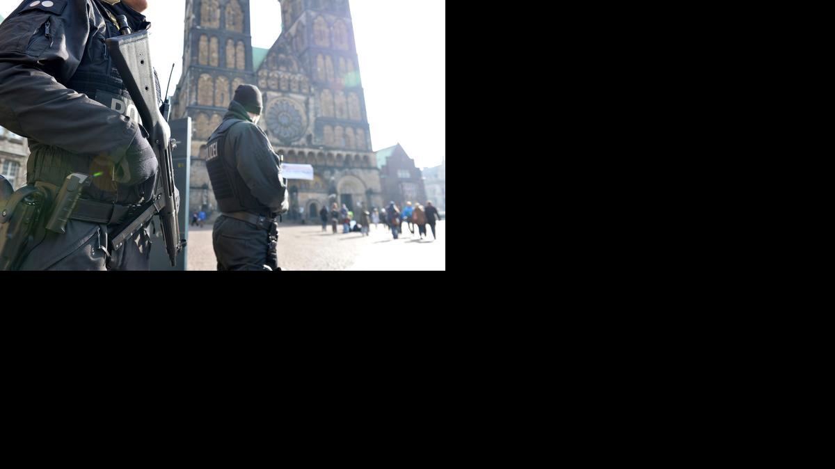 
Policías alemanes fuertemente armados patrullan el centro de Bremen, luego de enterarse de que un posible ataque terrorista podría estarse planeando en esa ciudad de Alemania. 
