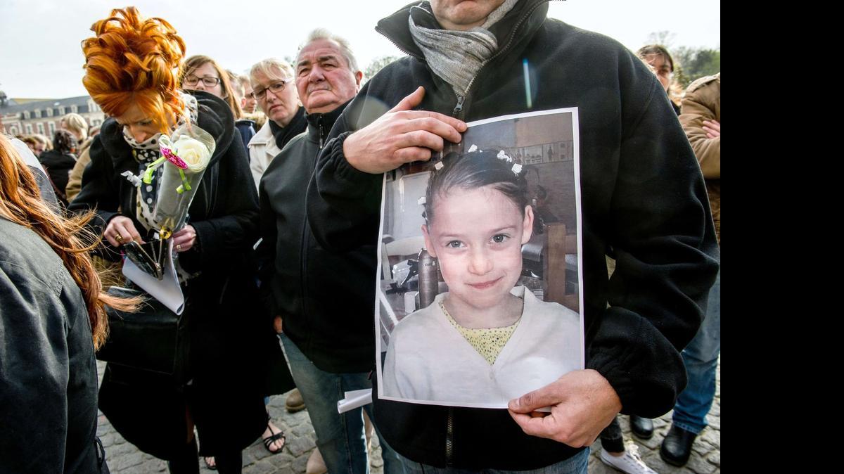 <cutline_leadin>La menor</cutline_leadin>, Chloé, fue secuestrada ante los ojos de su propia madre en Calais. El hombre la agarró y la subió al coche por la fuerza.
