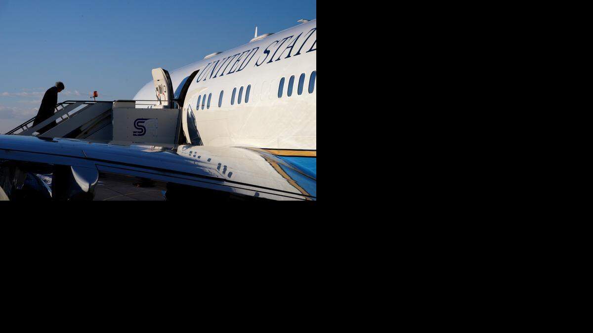 
El secretario de Estado norteamericano, John Kerry va a dar “un gran abrazo” a los franceses, dijo en Sofía, poco antes de emprender viaje hacia París.
