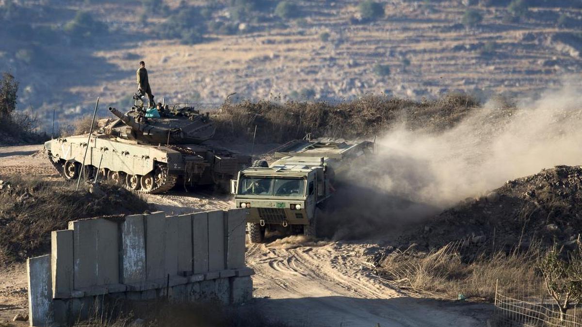 Tanques israelíes circulan cerca del lugar donde han impactado proyectiles lanzados desde Siria en la localidad de Majdal Shams en los Altos del Golán (Israel) el 13 de septiembre de 2016.