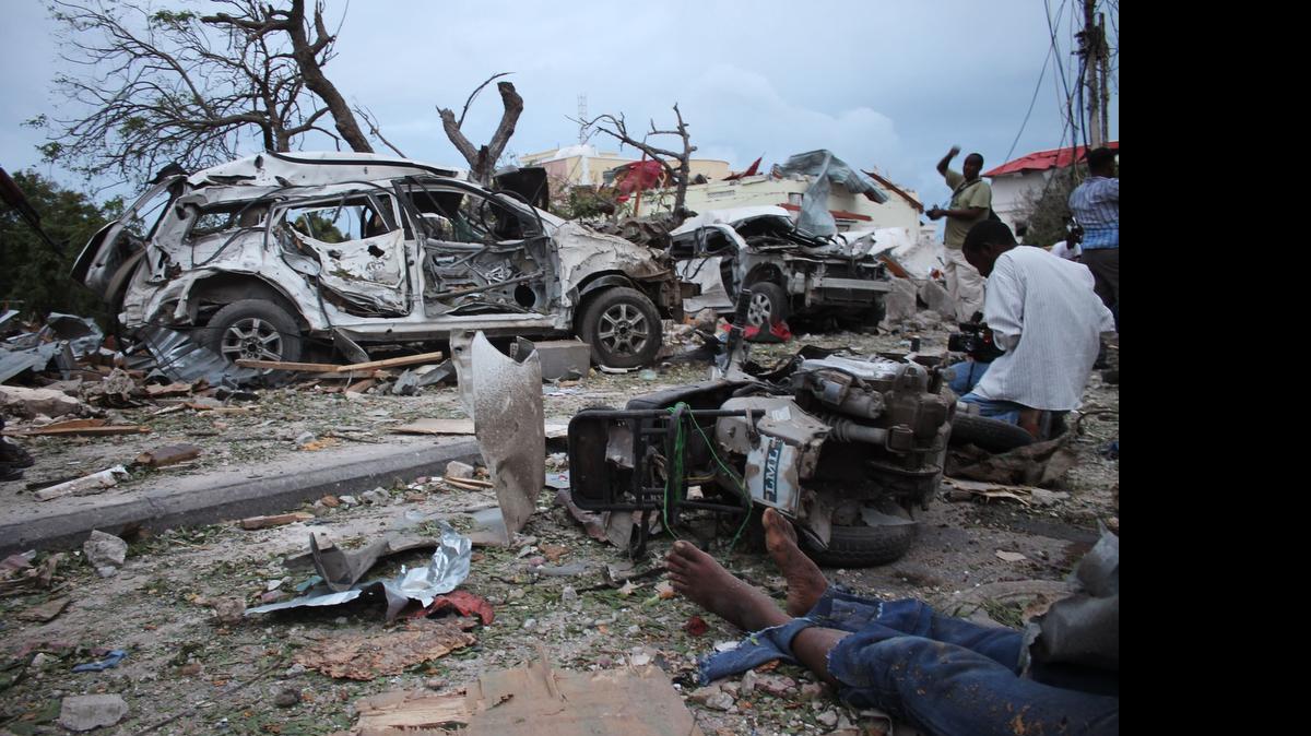 
El ataque, que también hirió a 20 personas, fue reivindicado por el grupo Al Shabab, vinculado con la red Al Qaida. El edificio atacado fue el amurallado y lujoso Hotel Jazeera, que es frecuentado por funcionarios gubernamentales, diplomáticos y extranjeros. 
