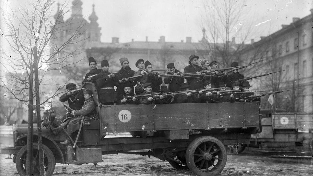 Guardias rojos posan para una foto junto al Instituto Smolny, escogido por Vladimir Ilich Lenin como sede de los bolcheviques, en una imagen de octubre del 1917 durante la Revolución de Octubre.