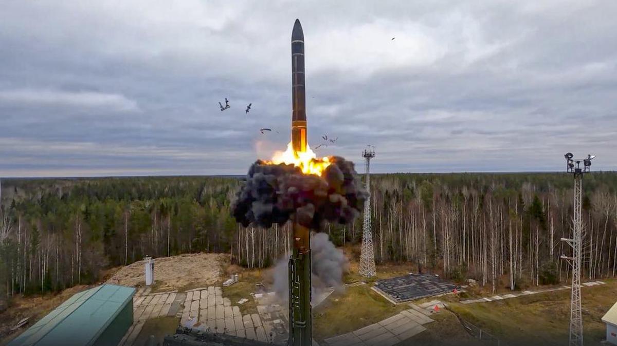 Un misil balístico intercontinental Yars de prueba es disparado desde un sitio de lanzamiento en Plesetsk, al noroeste de Rusia, el 26 de octubre del 2022.