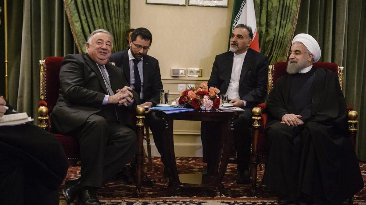 El presidente de Irán, Hasan Rohani (der.), se reúne con el presidente del Senado, el conservador Gérard Larcher (izq.), en París, Francia.