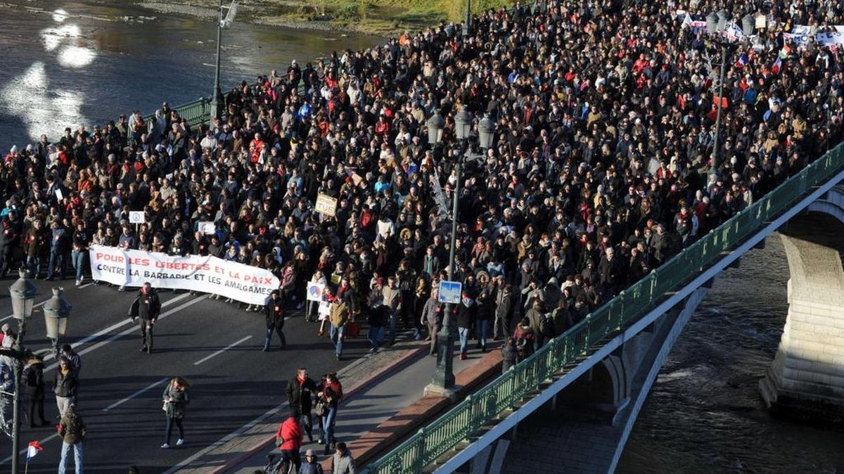Decenas de miles de personas realizaron el sábado marchas silenciosas en toda Francia, conmocionada por los atentados del 13 de noviembre en París.