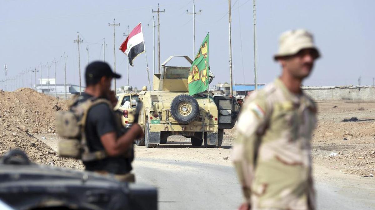 Miembros de las fuerzas iraquíes "peshmergas" llegan a un puesto de control de la recién liberada Bartila, a 27 kilómetros de Mosul, Irak, el 27 de octubre de 2017.
