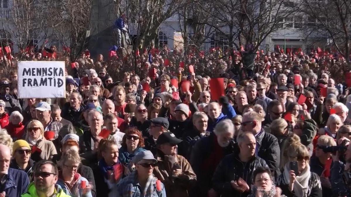 Los manifestantes se concentraron en la plaza Austurvöllur, ante el parlamento, donde desde el pasado lunes se suceden las protestas en un país de 320,000 habitantes.