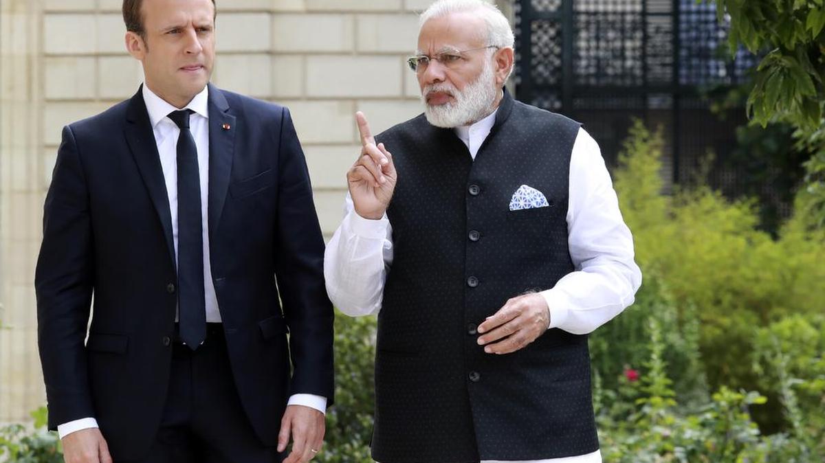 El presidente francés Emmanuel Macron habla con el primer ministro indio Narendra Modi, en los jardines del Palacio del Eliseo en París, Francia, el sábado 3 de junio de 2017.