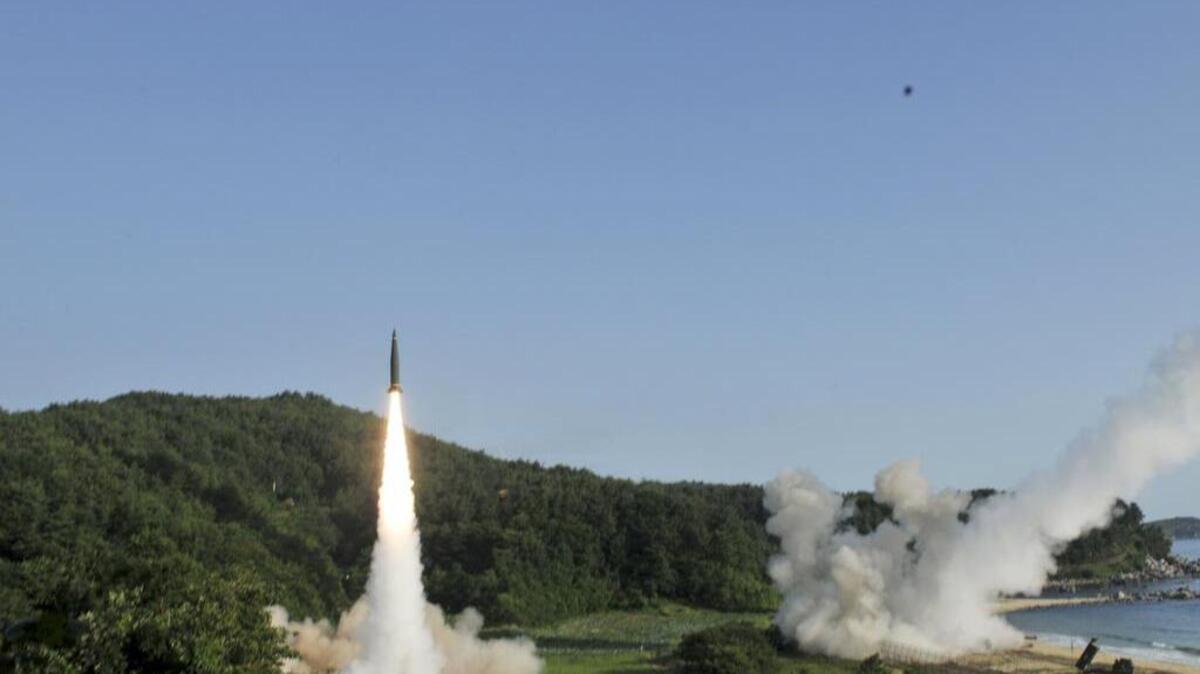 Fotografía cedida por las Fuerzas de Estados Unidos en Corea del Sur y el 8° Ejército muestra el lanzamiento de un misil dentro del Mar del Este, durante el ejercicio conjunto de capacidad de lanzamiento de precisión entre Corea del Sur y Estados Unidos, en la costa este de Corea del Sur, el miércoles 5 de julio de 2017.