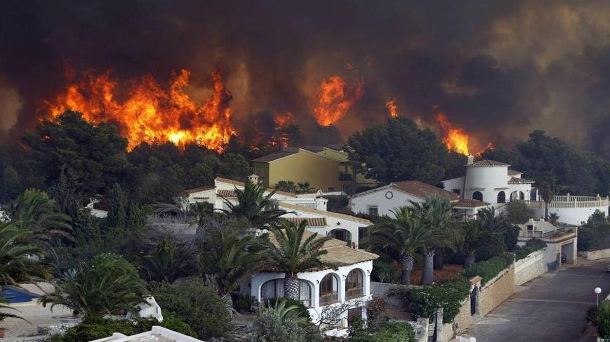 Vista general del frente del fuego en la urbanización Cumbres del Sol junto al paraje natural de La Granadella, entre los términos alicantinos de Xàbia y Benitatxell.