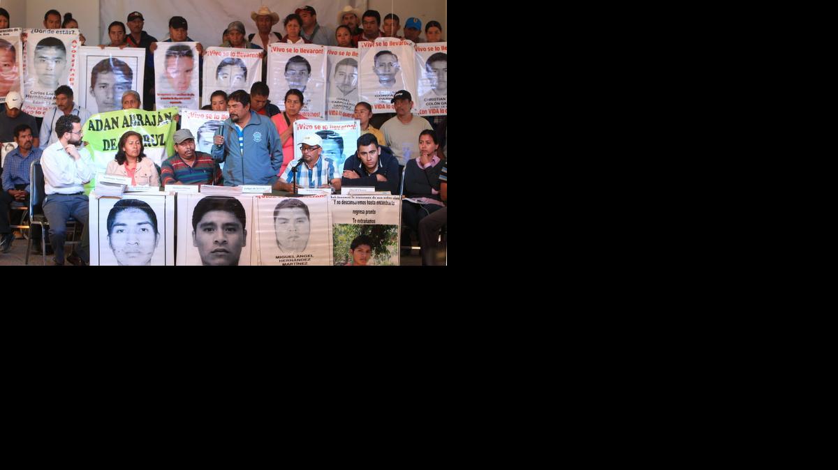 
Familiares de los 43 estudiantes desaparecidos en México participan el lunes 9 de febrero de 2015, en una rueda de prensa en Ciudad de México, donde se mostraron preocupados por las represalias que pueda sufrir el Equipo Argentino de Antropología Forense (EAAF), acusado por el Gobierno mexicano de sembrar dudas en la investigación. A través de un comunicado, la Procuraduría General de la República (PGR, Fiscalía) mexicana acusó al equipo de forenses de intentar sembrar dudas en torno a la investigación e insistió en que en todo momento ha actuado "con transparencia y profesionalismo".
