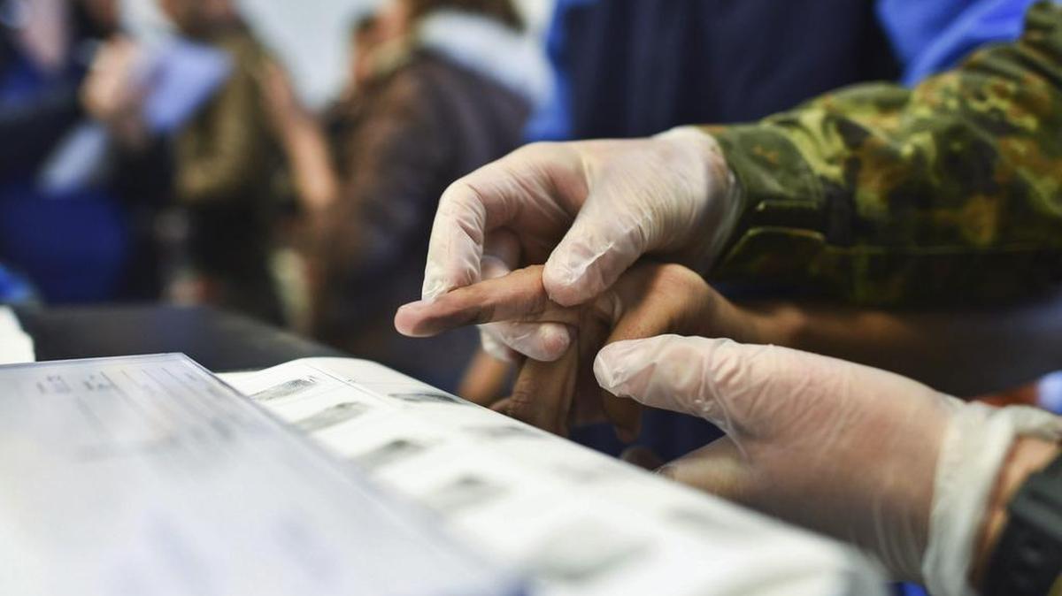 
Un empleado toma las huellas de un refugiado en la oficina de registro de Heidelberg, Alemania, el martes. Refugiados se registran y son examinados antes de acudir a alguno de los centros de recepción. 
