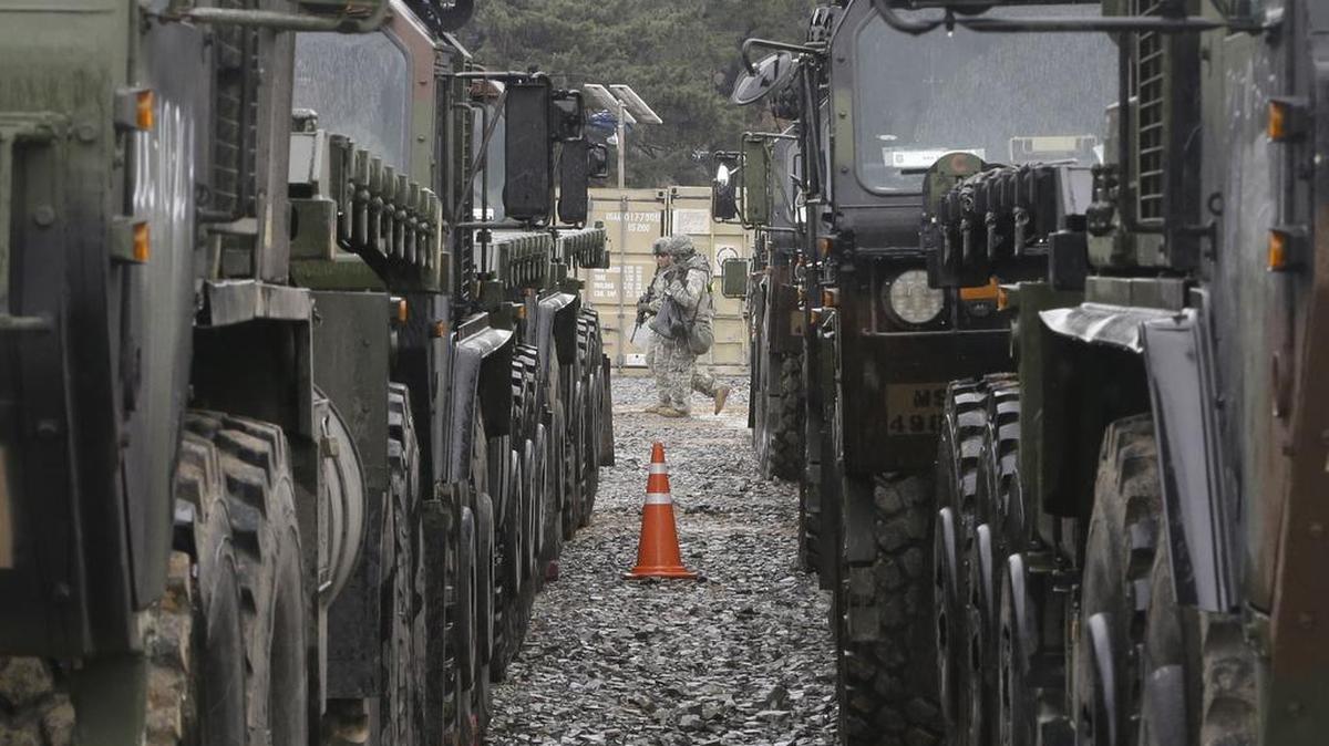 Soldados de los Estados Unidos patrullan durante el Ejercicio Operativo Pacific Reach en Pohang, Corea del Sur, el martes 11 de abril de 2017.