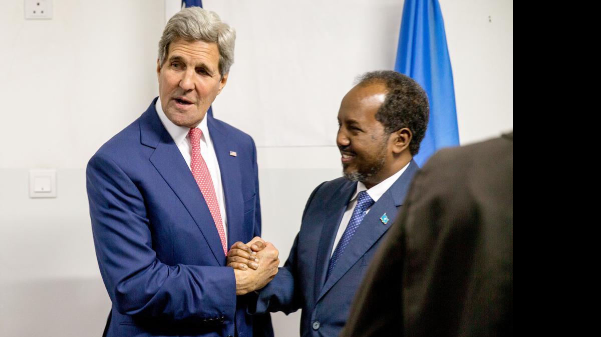 
El secretario de Estado John Kerry saluda al presidente de Somalia Hassan Sheikh Mohammed durante un encuentro el martes.
