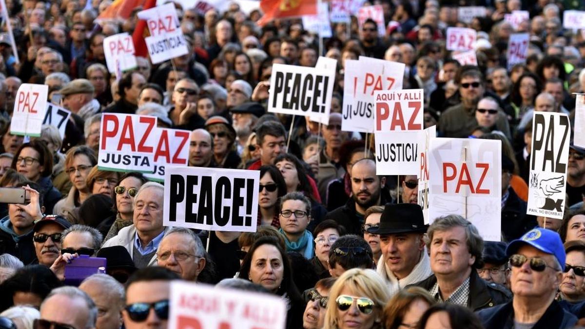 Personas sostienen pancartas que dicen "Paz" durante una manifestación contra el terrorismo, el sentimiento anti-musulmán y la guerra, organizada por la colectiva #NoEnNuestroNombre en Madrid, el 28 de noviembre de 2015. Los principales actores españoles, periodistas y políticos pidieron un fin de semana de protesta paz en Madrid mientars la oposición se monta en contra del uso de la fuerza en respuesta a los ataques recientes como los de París.
