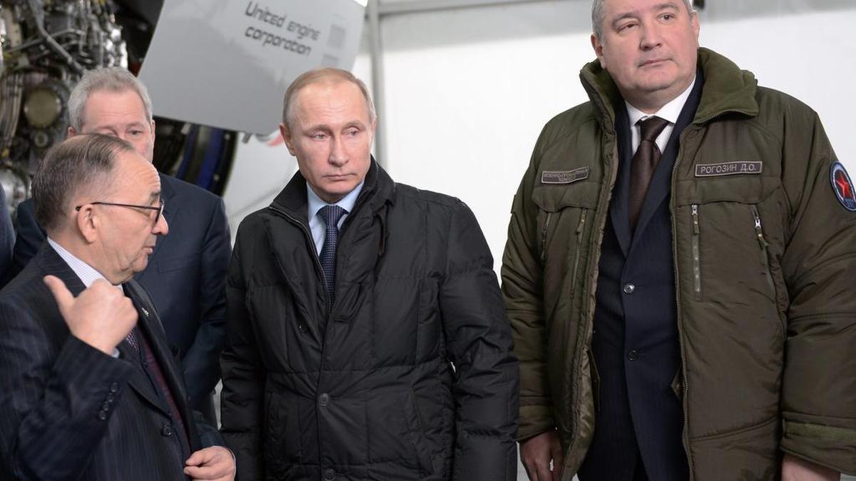 El presidente ruso, Vladimir Putin (i) posa junto al viceprimer ministro ruso, Dimitri Rogozin (d), tras ofrecer una rueda de prensa durante su visita a Nizhni Taguil (Rusia) el 25 de noviembre de 2015.