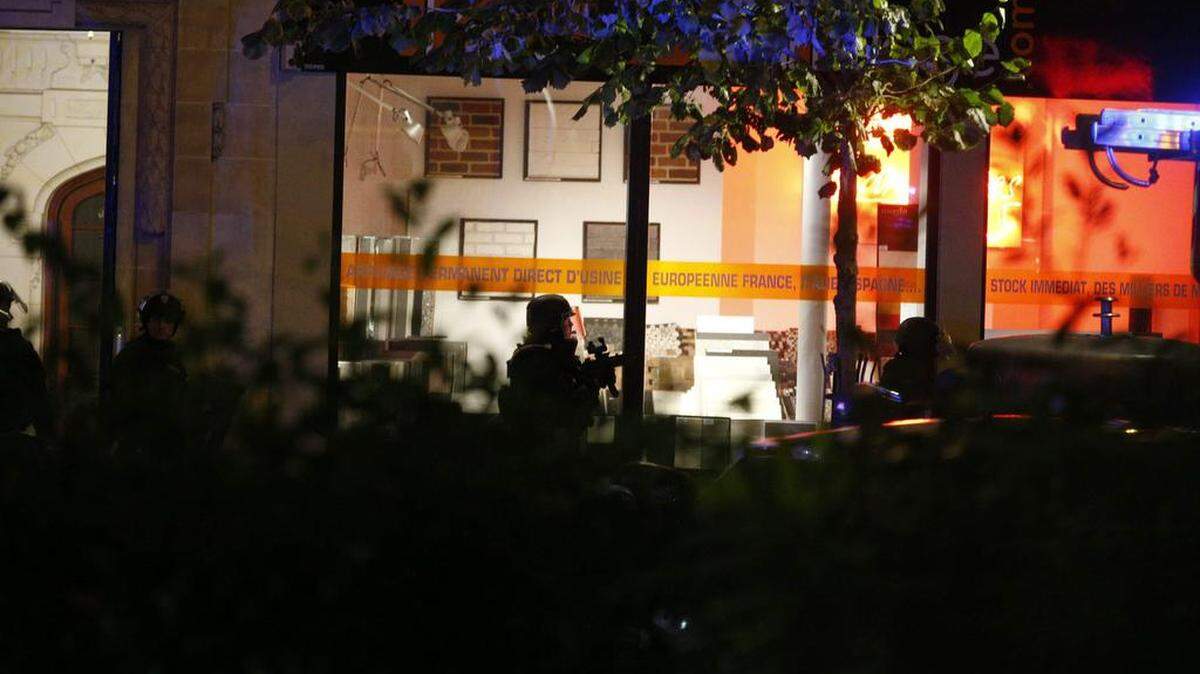 Los agentes de policía en la escena de una situación de rehenes en el teatro Bataclan en París, Francia, 13 de noviembre de 2015.