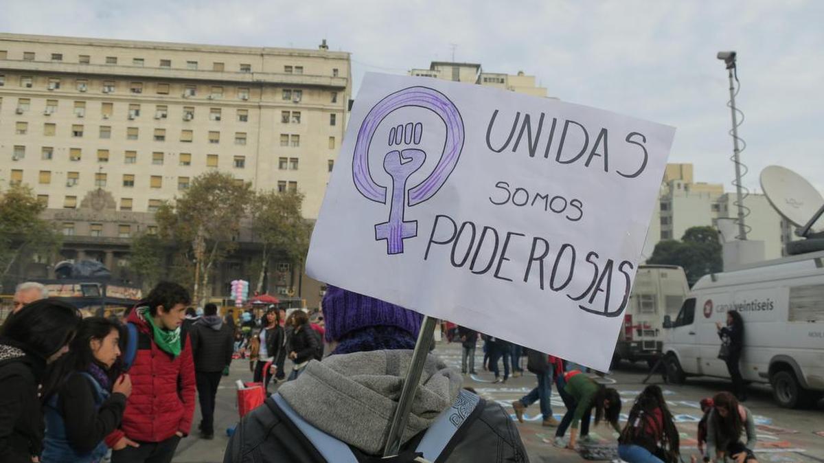 Cientos de personas participaronn una marcha en contra de la violencia de género el sábado 3 de junio de 2017, en Buenos Aires (Argentina).