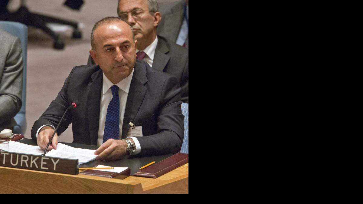 
El ministro de Relaciones Exteriores turco, Mevlut Cavusoglu, indicó este martes en Nueva York que Turquía procedió a expulsar a 1,000 combatientes extranjeros de 75 países diferentes.
