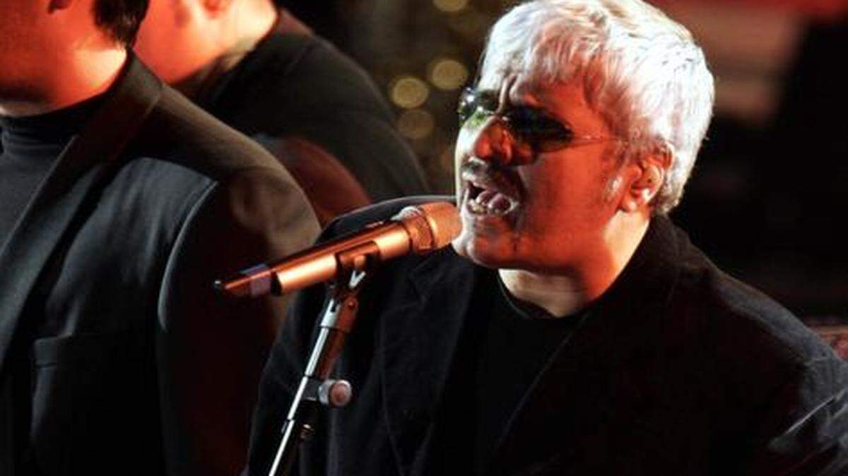 
La voz quebrada de Pino Daniele se silenció hoy a los 59 años de edad, dejando un legado musical perlado por el punteo melancólico de su guitarra y por sus incisivas letras.
