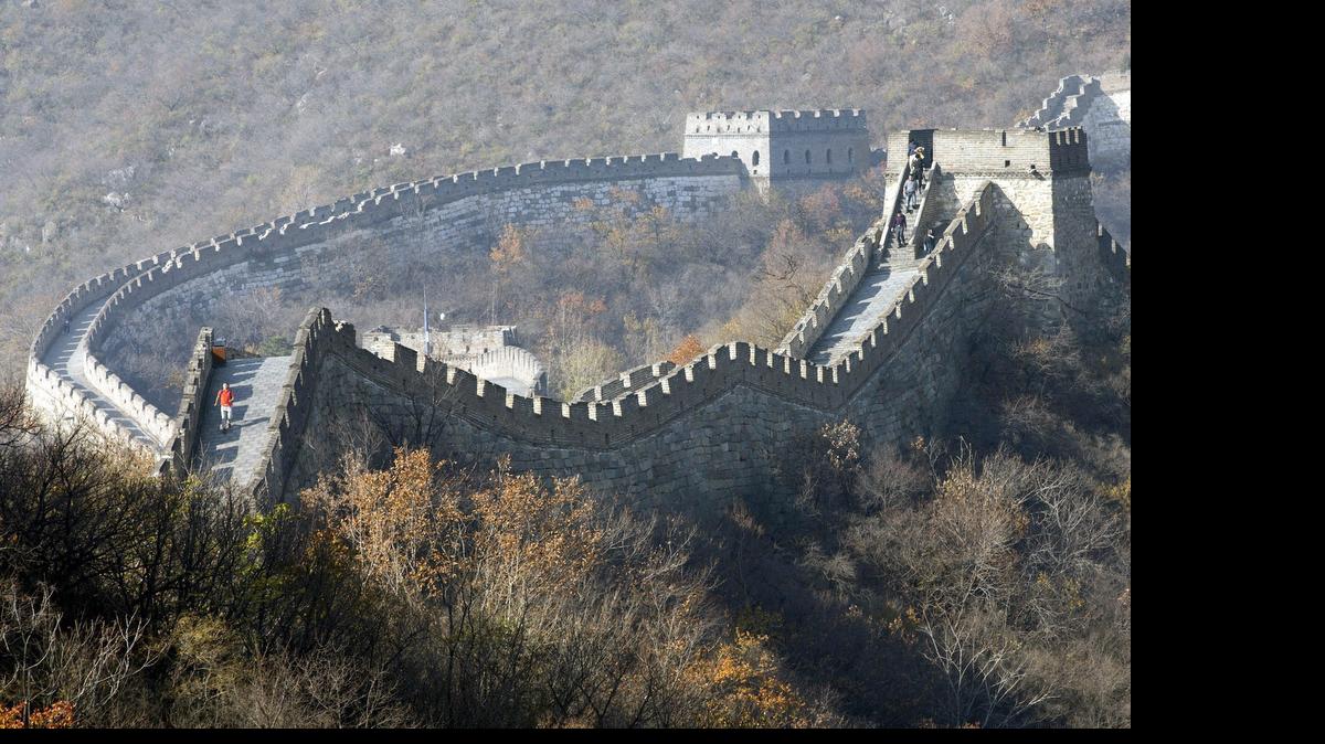 
La Gran Muralla no tiene quién la defienda. El imperio chino del siglo XXI ya no necesita fortificaciones de piedra y ladrillo y su mayor emblema se desmorona por la falta de atención. 
