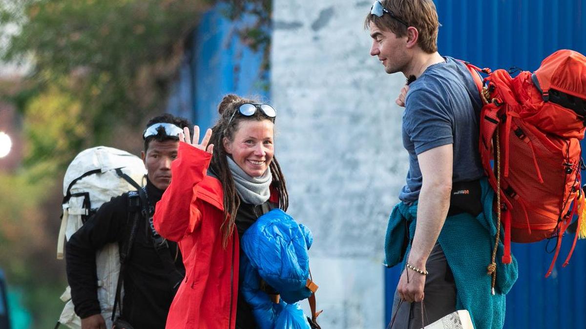 La escaladora noruega Kristin Harila hace un gesto a su llegada al Aeropuerto Internacional de Tribhuvan convirtiéndose en la primera mujer escaladora en hacer el ascenso más rápido escalando los 14 picos por encima de los 8.000 m en Katmandú.