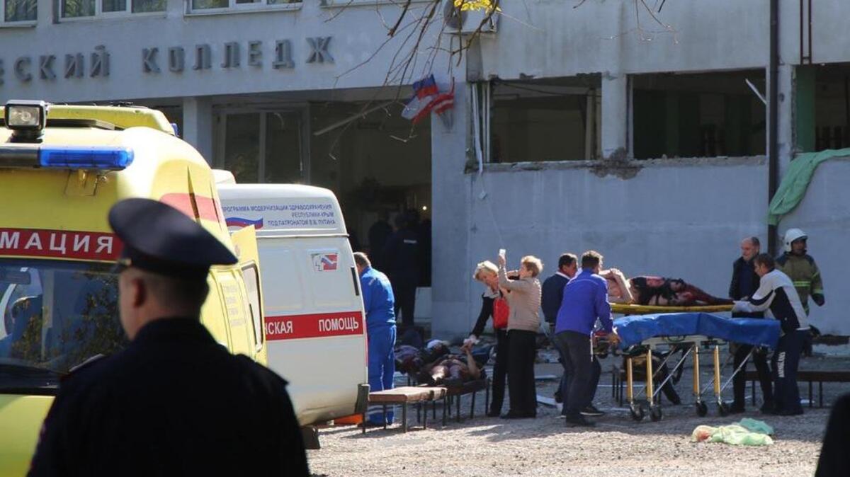 Personal de los servicios de emergencias atienden a varios heridos después de que un estudiante atentase contra el instituto politécnico de la ciudad de Kerch en Kerch, en la península de Crimea, Rusia, el 17 de octubre de 2018.
