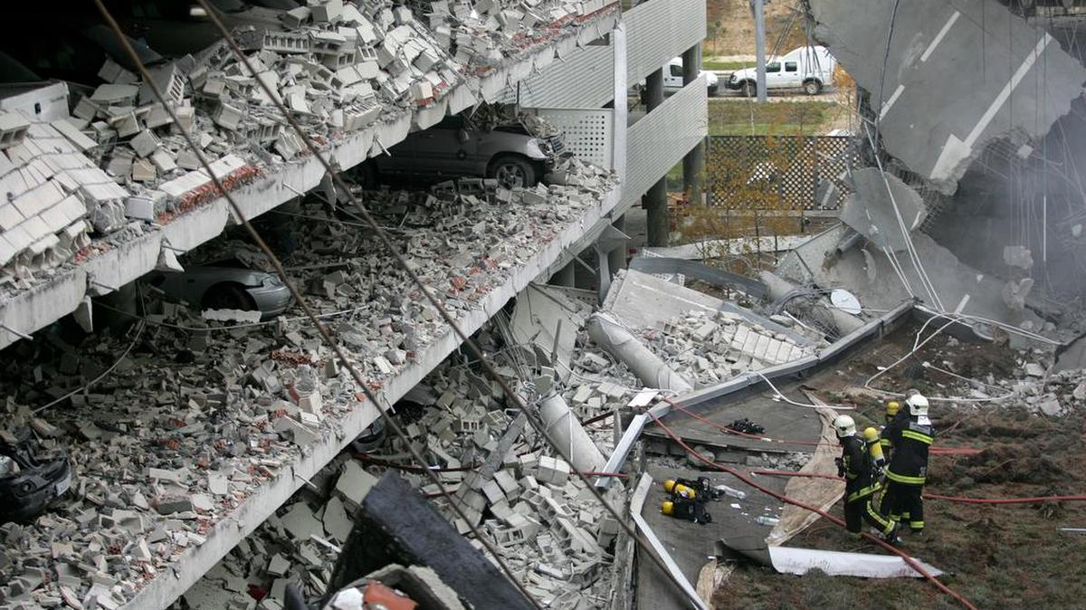 Vista general de un área del aeropuerto de Barajas en Madrid después de una explosión 30 de diciembre de 2006. El ataque reivindicado por el grupo separatista vasco ETA hirió a dos agentes de policía.