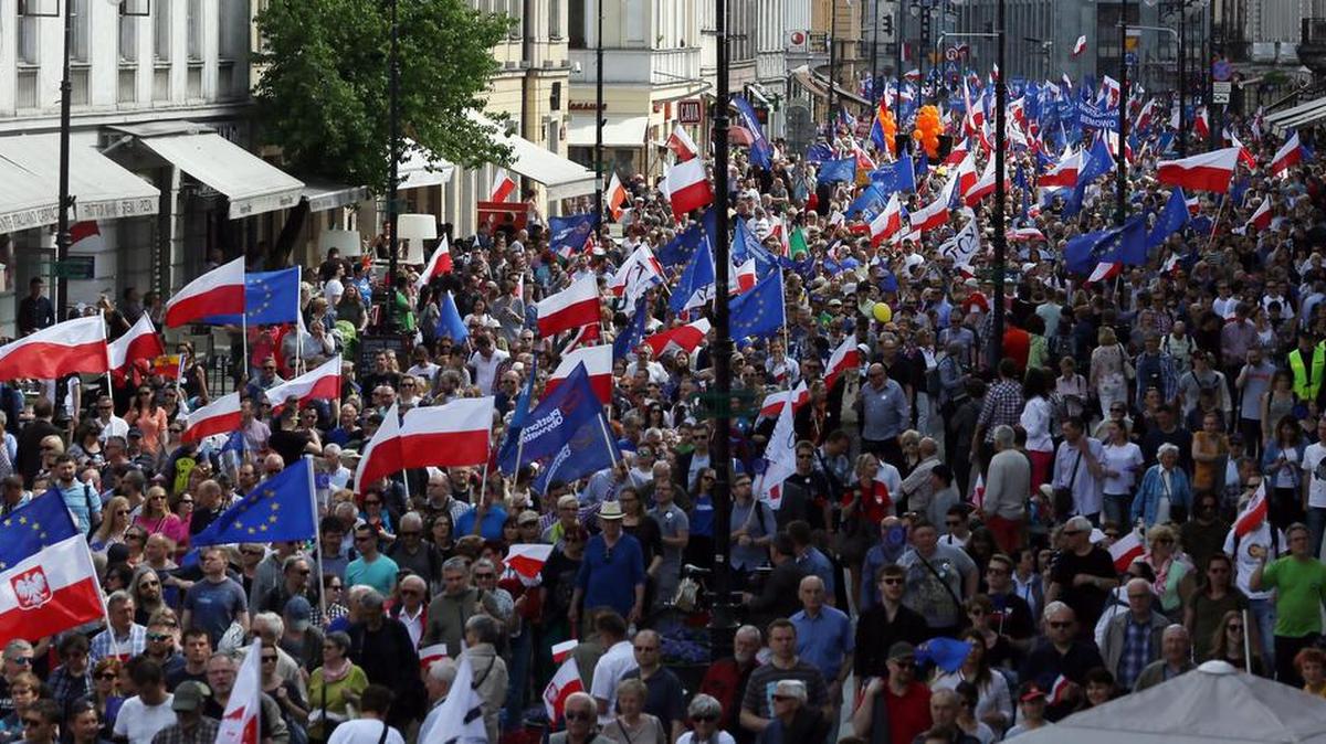 Más de 240,000 personas se manifestaron el sábado en Varsovia para “preservar el lugar de Polonia en Europa”, amenazada por la política del partido conservador en el poder.