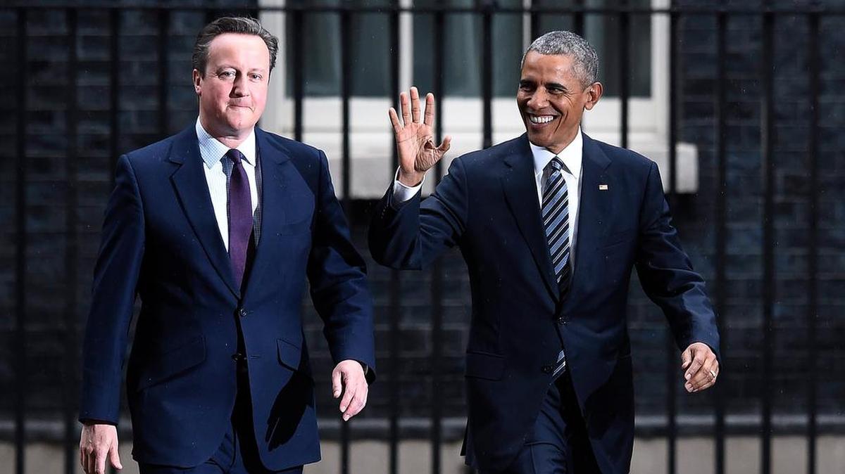 El presidente de Estados Unidos, Barack Obama (der.), y el primer ministro británico, David Cameron (izq), abandonan el viernes la residencia oficial del 10 de Downing Street tras su reunión en Londres, Reino Unido.