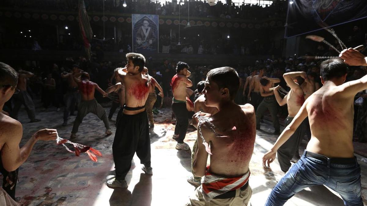 Musulmanes chiitas se autoflagelan con cadenas y afiladas navajas durabnte una procesión que marca el Ashura en Kabul.