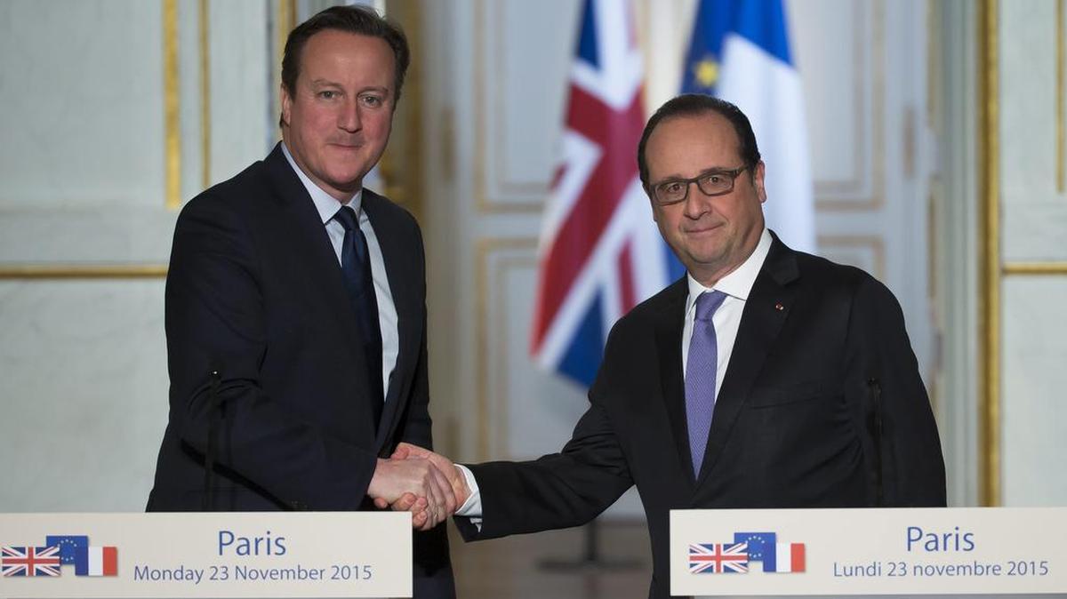 El presidente francés, François Hollande (dcha), y el primer ministro, David Cameron (izda), ofrecen una rueda de prensa en el Palacio del Elíseo en París (Francia) hoy, 23 de noviembre de 2015.