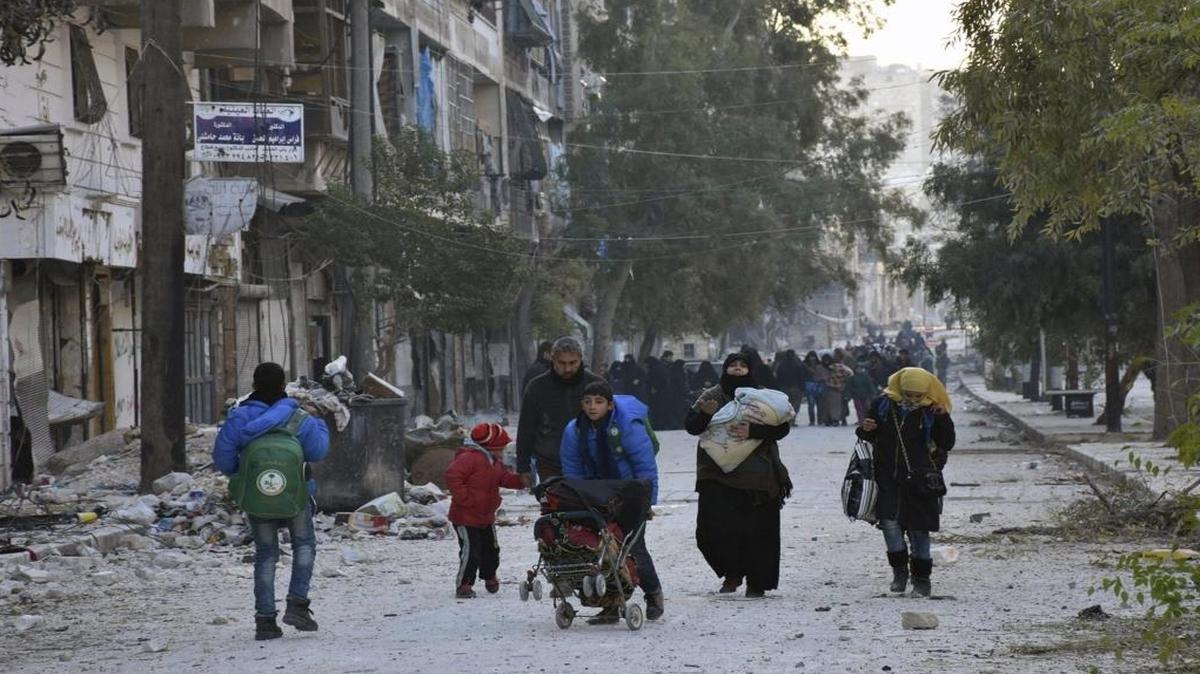 Varias personas evacúan los barrios del este de Alepo en Siria. Los rebeldes de la disputada ciudad de Alepo (norte de Siria) pidieron una "tregua humanitaria" de cinco días y la evacuación de enfermos, heridos y civiles, tras perder en las últimas horas el casco antiguo y otras partes del este de la urbe.