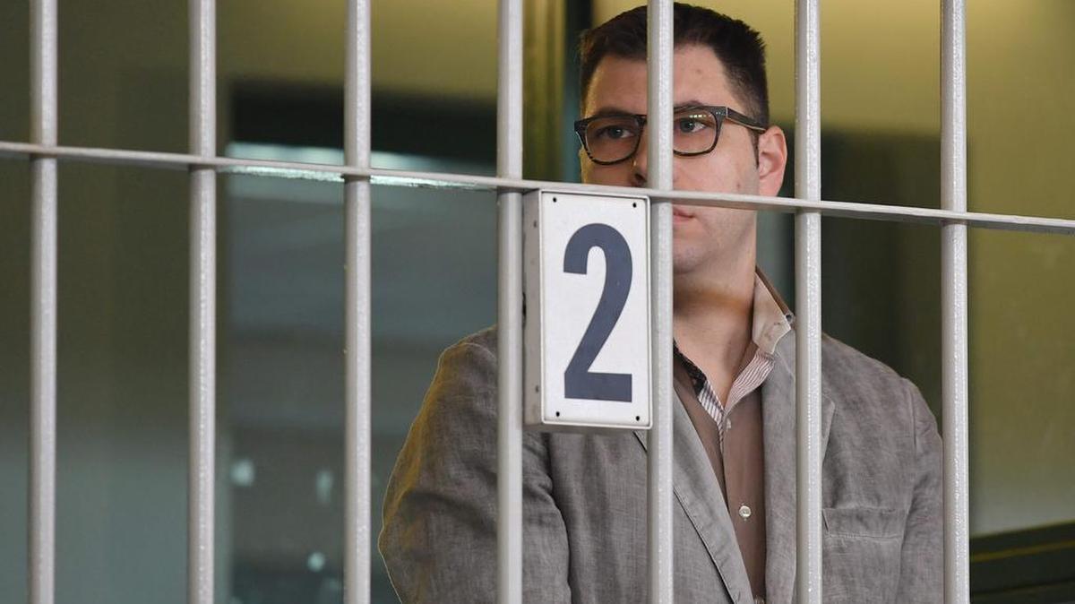Valentino Talluto, un hombre italiano con VIH acusado de infectar a través de sexo sin protección a unas 30 mujeres, se encuentra tras las rejas durante su juicio el 25 de octubre de 2017 en el tribunal de la prisión de Rebibbia.
