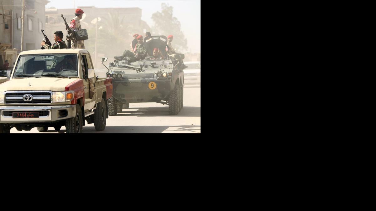 
Fuerzas de seguridad libias en patrullaje. En la ciudad de Sirte ha habido una nueva ola de ataques contra cristianos egipcios que trabajan en la nación norafricana afectada por el extremismo islámico. (Foto de archivo).
