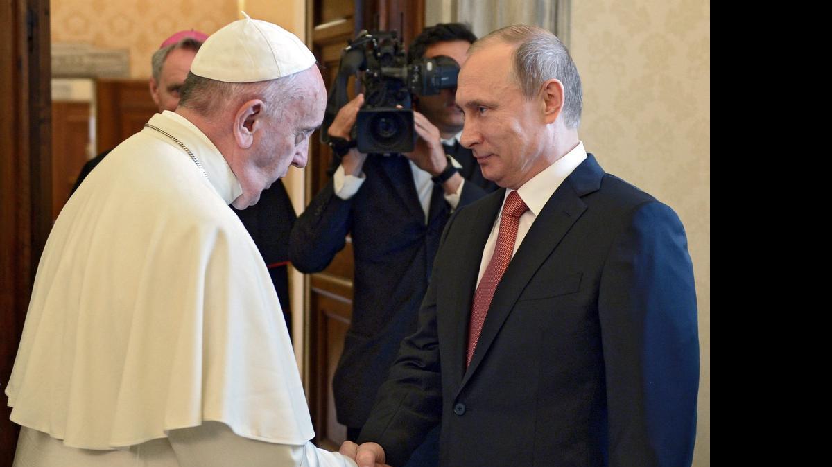 
El papa Francisco y el presidente de Rusia, Vladimir Putin, se saludan el miércoles, en el Vaticano. En un encuentro privado abordaron el conflicto en Ucrania y la situación en Oriente Medio, informó la Santa Sede. 
