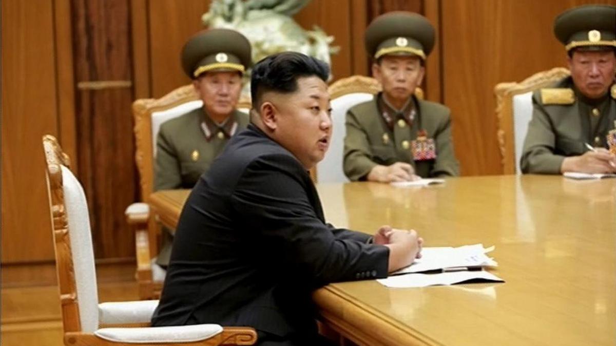 
 Captura de video del canal Central de Televisión de Corea facilitada por la agencia coreana Yonhap que muestra al líder de Corea del Norte, Kim Jong-un, que preside una reunión de emergencia con el Comité Central Militar del Partido de los Trabajadores en Corea del Norte ayer 20 de agosto de 2015. 

