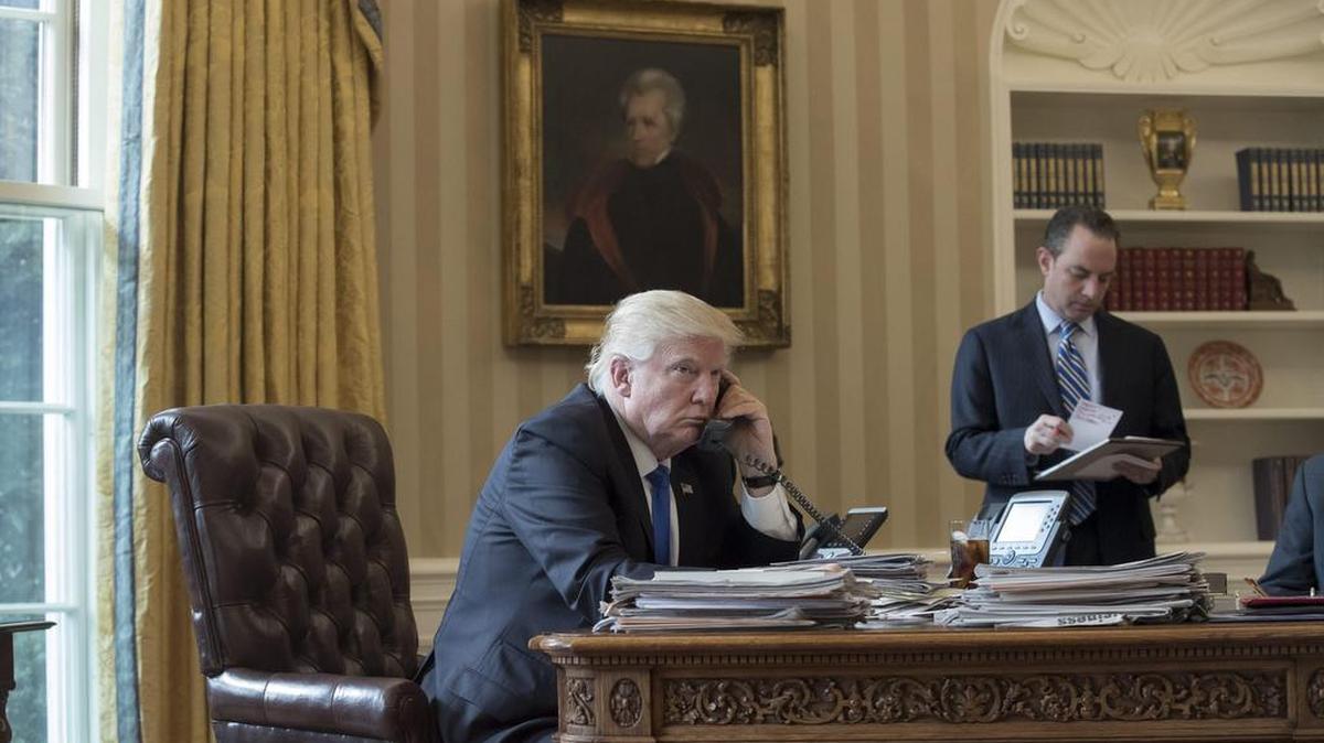 El presidente de los Estados Unidos, Donald J. Trump, habla por teléfono con el presidente de Rusia, Vladimir Putin, en la Oficina Oval De la Casa Blanca en Washington, DC el 28 de enero de 2017.