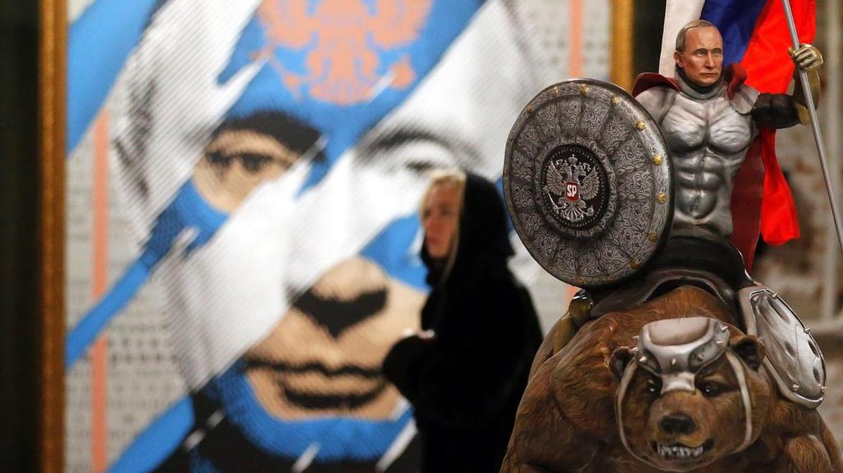 Una mujer visita la exposición SUPERPUTIN en el Museo de Arte Ultramoderno de Moscú (Rusia) hoy, 7 de diciembre de 2017. La muestra reúne 30 obras de artistas rusos y permanecerá abierta del 6 de diciembre de 2017 al 15 de enero de 2018.