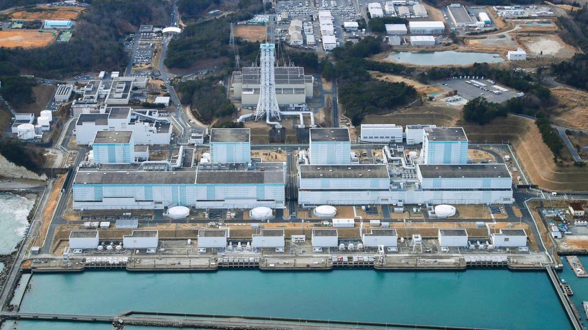 En este febrero de 2018, la foto aérea muestra Fukushima Dai-ni, o N ° 2, planta de energía nuclear en Naraha, prefectura de Fukushima, noreste de Japón. Tokyo Electric Power Company Holdings dijo el jueves 14 de junio de 2018 que estaba considerando desmantelar cuatro reactores en la planta, que nunca se ha reiniciado desde el desastre de 2011. Si se eliminara el número 2 de Fukushima, la cantidad de reactores que podrían funcionar en Japón descendería a 35, frente a 54 antes del desastre.