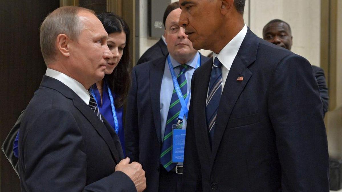 El presidente ruso, Vladímir Putin (i), y su homólogo estadounidense, Barack Obama, conversan durante una reunión celebrada en los márgenes de la cumbre del G20 en Hangzhou, este de China, hoy, 5 de septiembre de 2016.