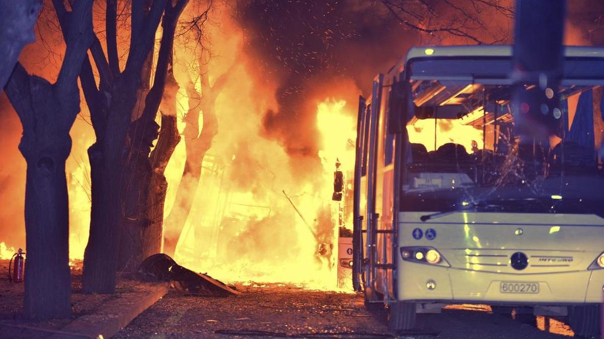 Vista de las llamas producidas por la explosión de un coche bomba a muy poca distancia del cuartel central de las Fuerzas Aéreas turcas en Ankara, Turquía, el miércoles. En un primer balance se mencionaron cinco muertos y 10 heridos, y en un segundo 18 fallecidos y 45 heridos.