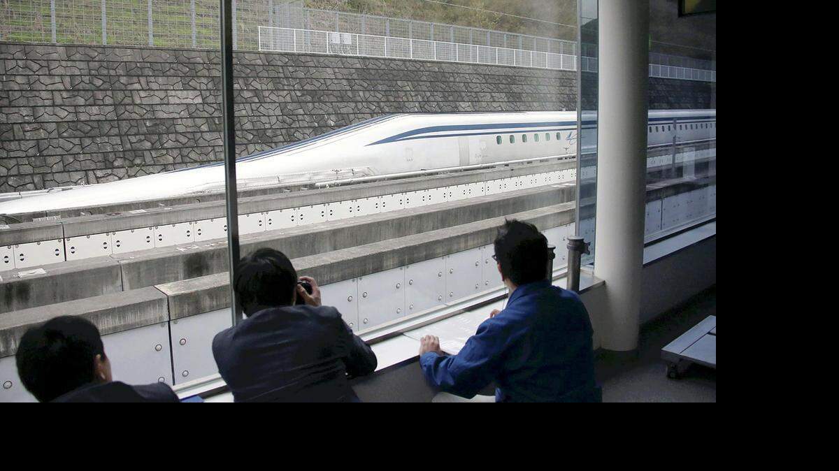 
Un prototipo del futuro tren japonés de levitación magnética alcanzó este martes la velocidad de 603 km/h por primera vez en el mundo, indicó la compañía Central Japan Railways.
