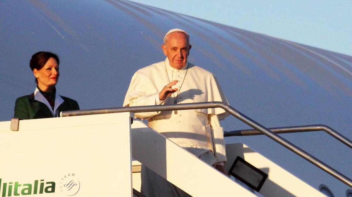El papa Francisco saluda antes de embarcar en el aeropuerto internacional de Fiumicino hoy, 25 de noviembre de 2015. El papa Francisco emprendió hoy su primer viaje a África donde visitará Kenia, Uganda y la República Centroafricana (RCA) y regresará el 30 de noviembre, en la que será la visita más complicada hasta ahora por cuestiones de seguridad.