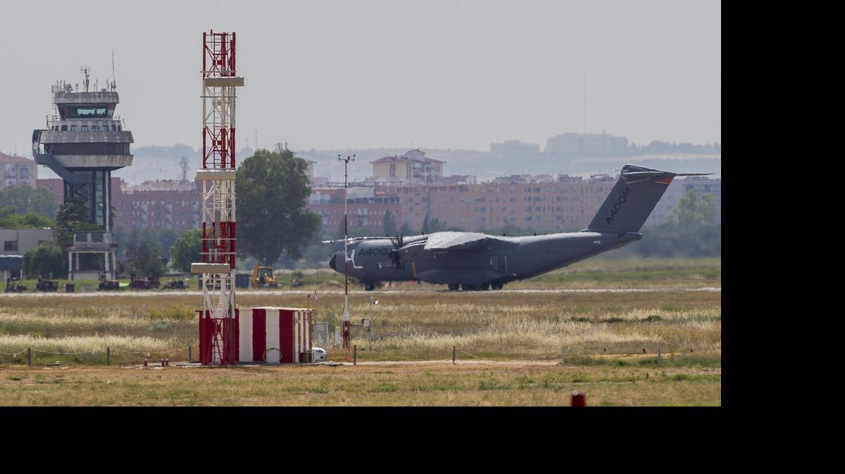
El primer vuelo de prueba del avión de transporte militar A400M tras el siniestro del pasado sábado en Sevilla, se aproxima a la torre de control tras tomar tierra en la pista del aeropuerto sevillano de San Pablo, el martes. 
