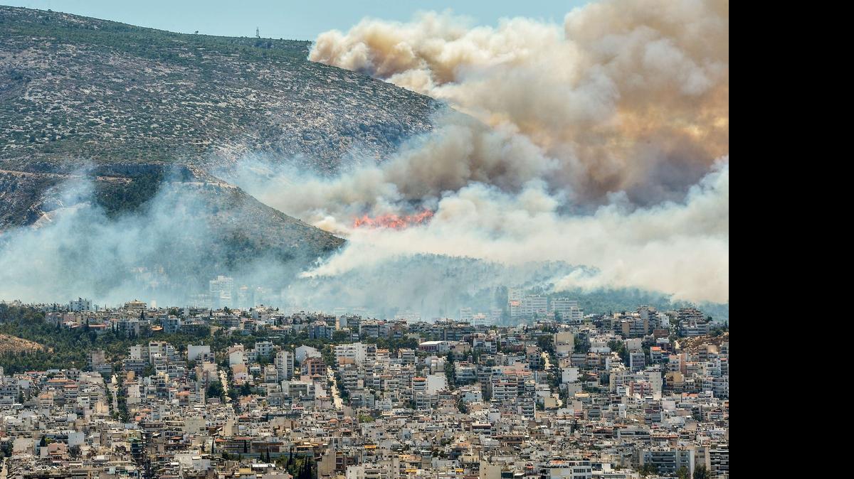 
Con su petición, Grecia activó el mecanismo de protección civil comunitario y en pocas horas Francia respondió con el envío de aviones cisterna para luchar contra el fuego.
