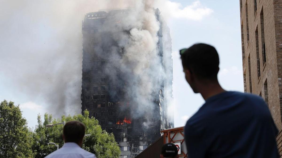 Una gruesa columna de humo se alzó desde las ventanas de la Grenfell Tower en North Kensington, donde más de 200 bomberos combatían el incendio, el miércoles 14 de junio de 2017.