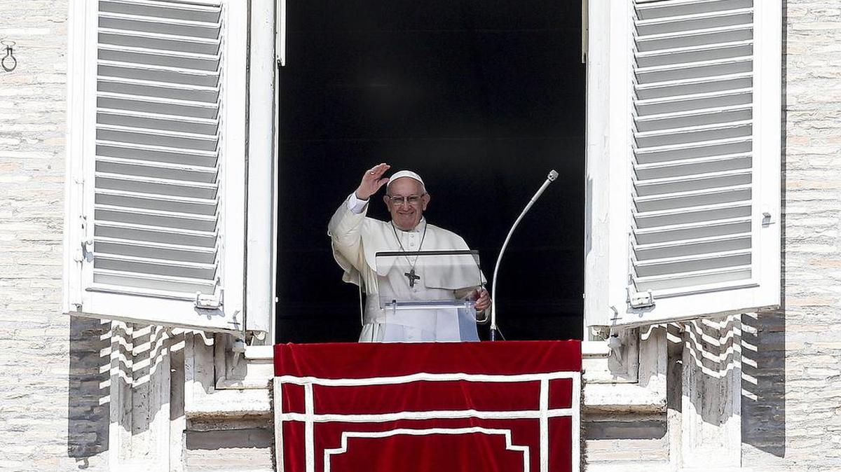 El Papa Francisco bendice durante su oración del Ángelus en la Plaza de San Pedro en el Vaticano, 16 de septiembre de 2018.