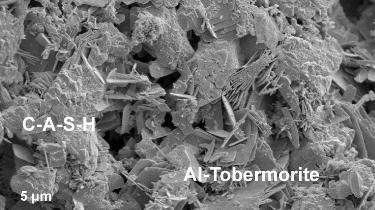 El hormigón romano obtiene sus propiedades únicas de los cristales de tobermorita aluminosa, que crecen a partir de otro mineral llamado phillipsita. Es el material de construcción más duradero en la historia humana.